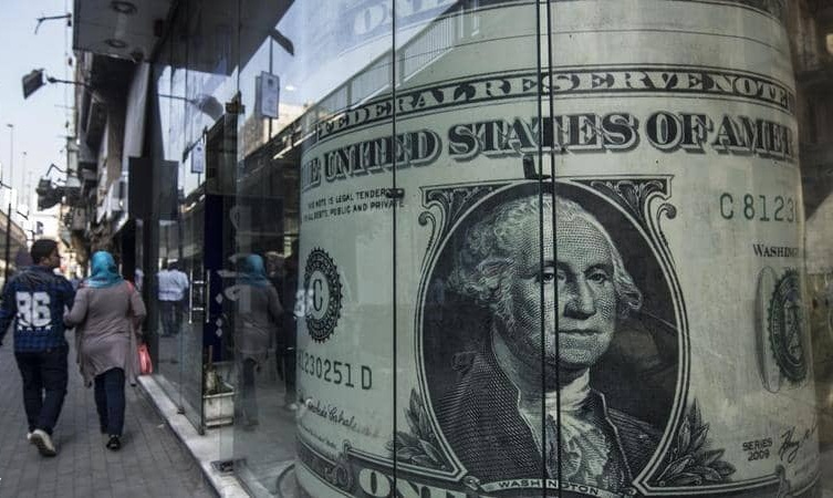 صورة الدولار يرتفع مع قلق المستثمرين من توقعات المركزي الأمريكي للاقتصاد