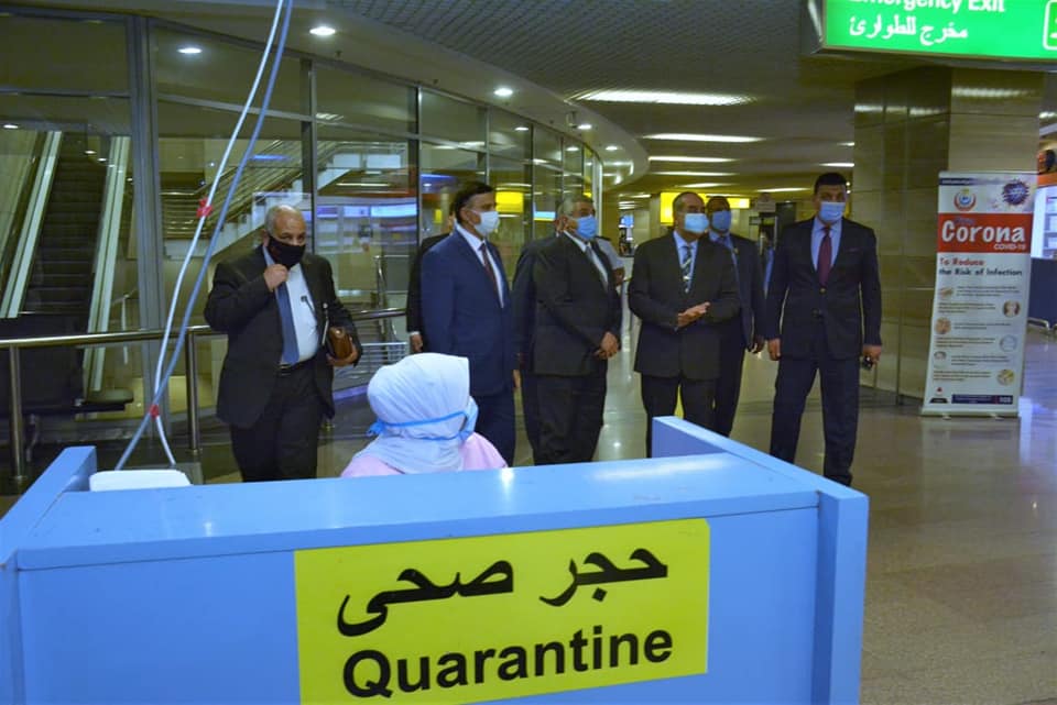 صورة وزير الطيرانالمدني يقوم بجولة تفقدية لـ مطار القاهرة مع أول يوم لتطبيق شهادة PCR