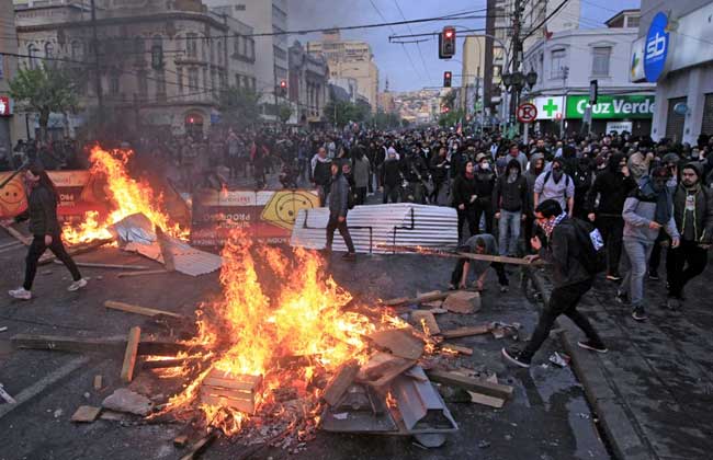 صورة وزير: صناعة التعدين في تشيلي تعمل بشكل طبيعي رغم الاحتجاجات العنيفة