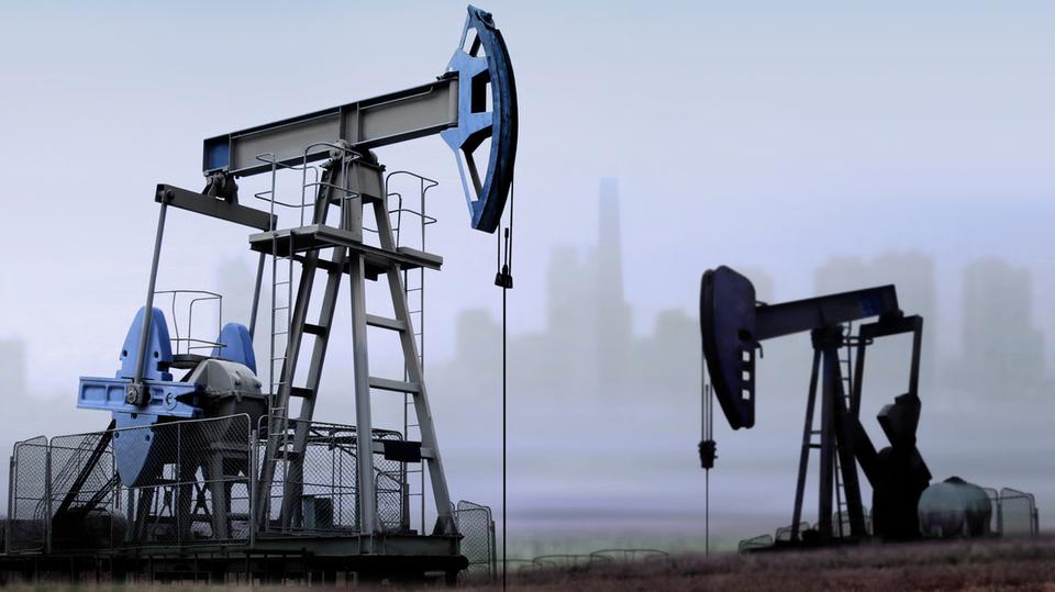 صورة أسعار النفط تتراجع بفعل انحسار آمال توصل أمريكا والصين إلى اتفاق تجاري