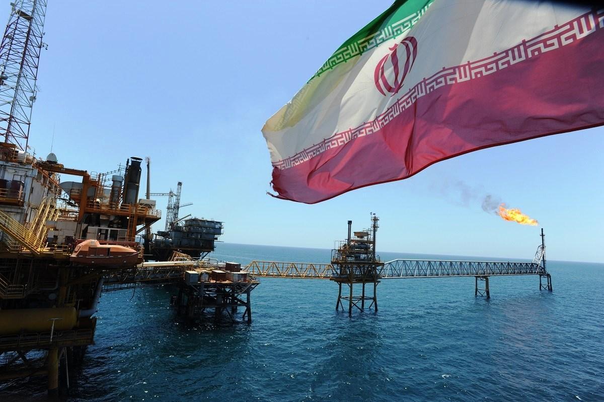 صورة شركتان ايرانيتان توقعان اتفاقية لتطوير حقلي نفط جنوبي البلاد