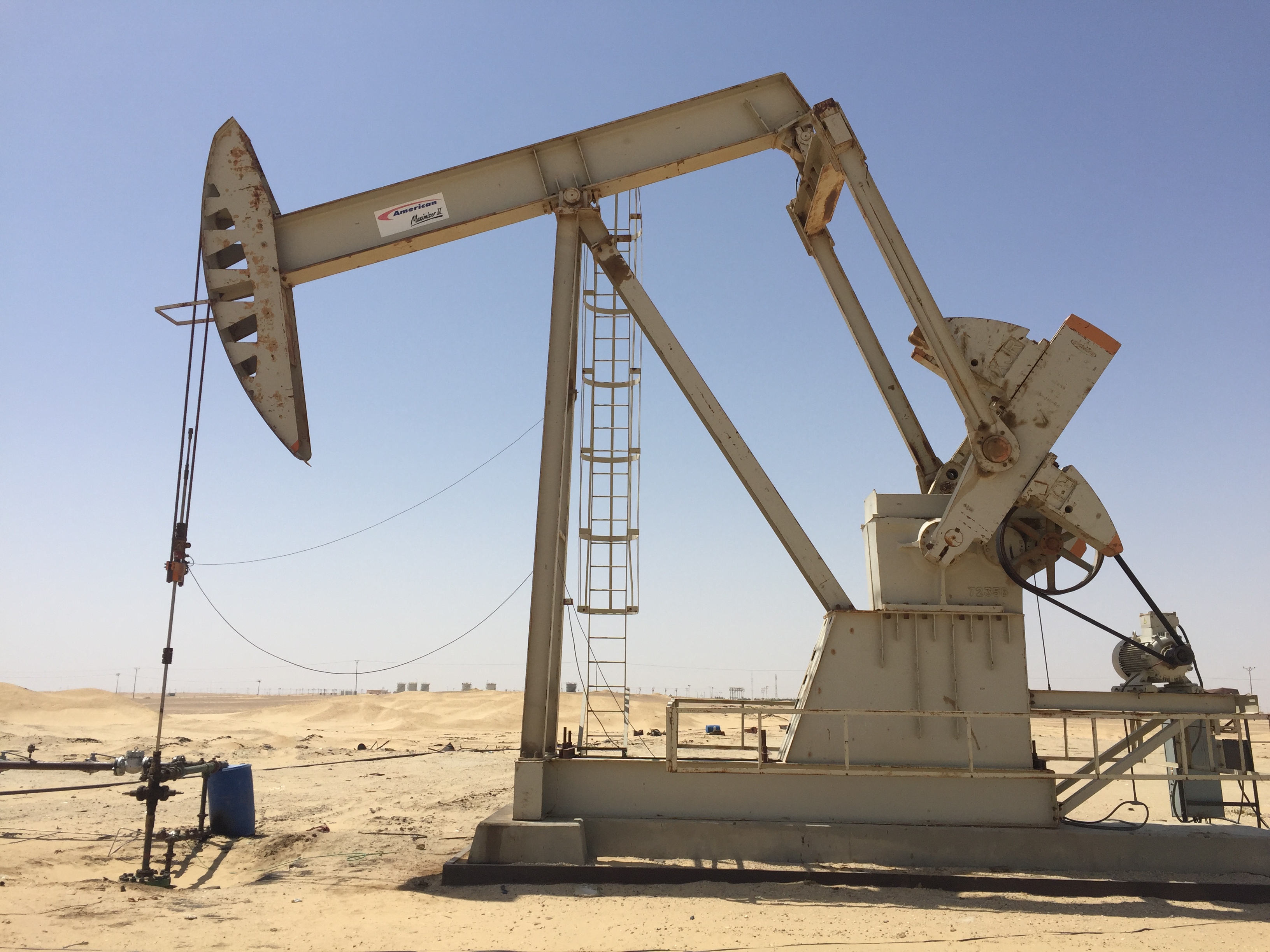 صورة البترول : حفر 10 آبار ووضعها على الإنتاج بالصحراء الغربية بمتوسط انتاج يومي 5 ألاف برميل