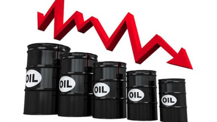 صورة هبوط أسعار النفط بفعل مخاوف الطلب وانتهاء موسم‭ ‬العطلات في أمريكا