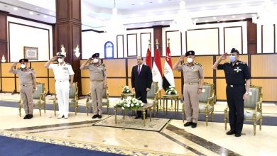صورة الرئيس السيسي يناقش مع قادة القوات المسلحة موضوعات الأمن القومى المصرى