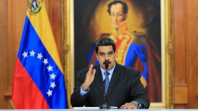 صورة مادورو يفتح قطاع النفط الفنزويلي لحلفائه عبر قانون مثير للجدل