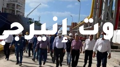 صورة عابد عز الرجال في زيارة تفقدية بحوض البترول بصحبة رئيس شركة الإسكندرية للبترول