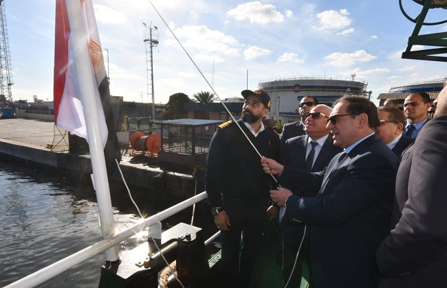 صورة وزير البترول يدشن ناقلتين بحريتين جديدتين لتموين السفن