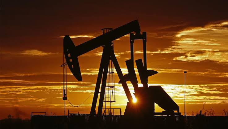 صورة أسعار النفط ترتفع أكثر من دولار قبل انتهاء عقد الخام الأمريكي لشهر يونيو