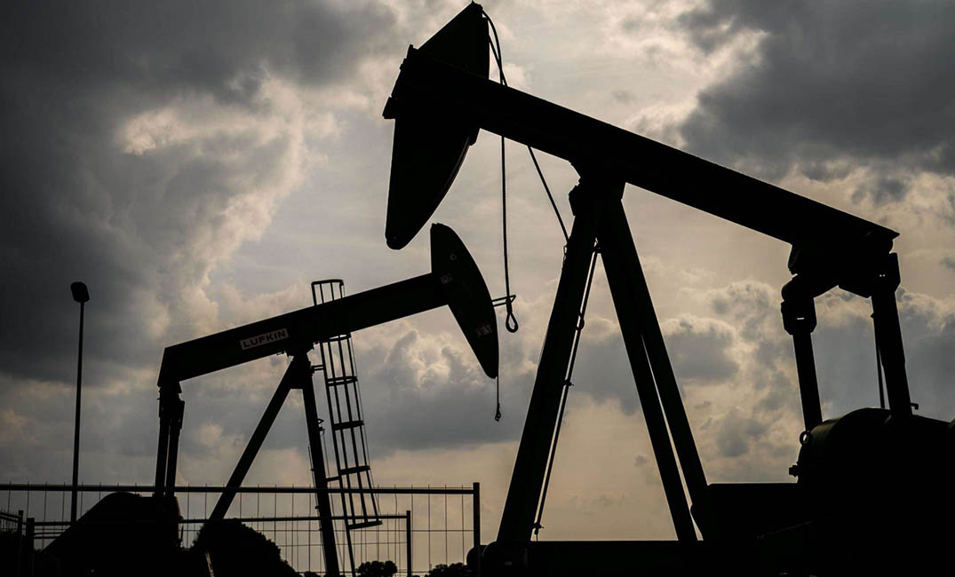 صورة النفط يتراجع بسبب شكوك بشأن خفض الإنتاج وارتفاع مخزونات أمريكية