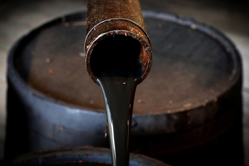 صورة النفط ينزل بعد زيادة مفاجئة للمخزونات الأمريكية