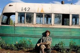 صورة نقل الحافلة الشهيرة “ماجيك باص” من موقعها في ألاسكا
